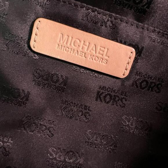 Michael Kors Astor Pebbled Leather Tote Bag Black Beige Trim Gold Logo Charm - Picture 9 of 11